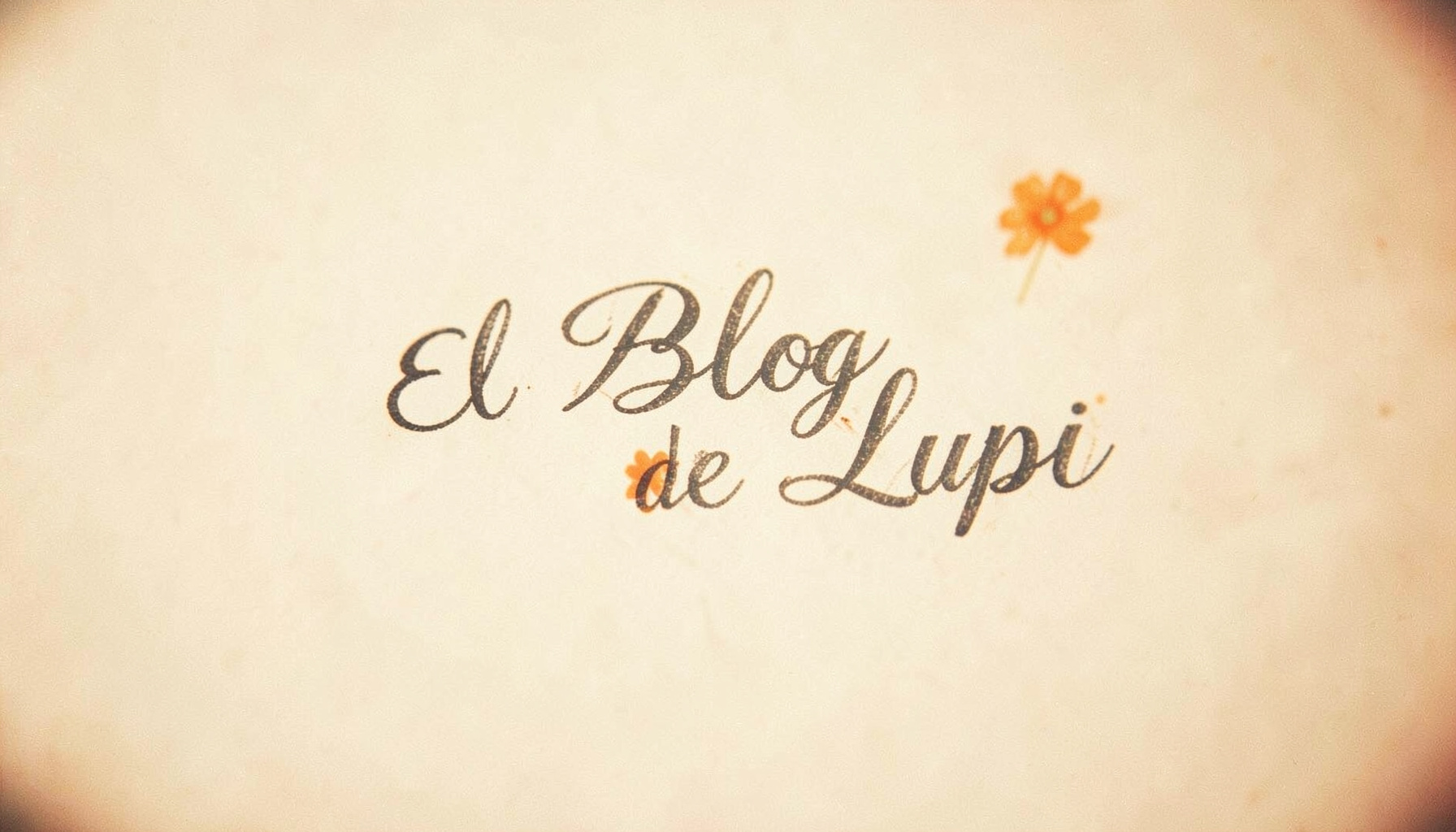A delicate hand-drawn script logo reading El Blog de Lupi in warm charcoal on a soft cream background, with a small orange flower accent